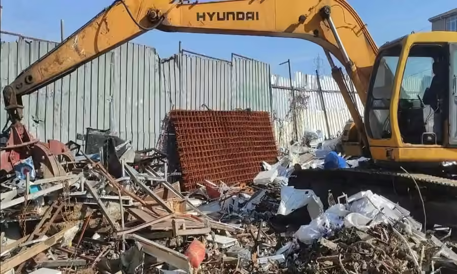 Uzman Hurda Metal saha ekibi çalışırken